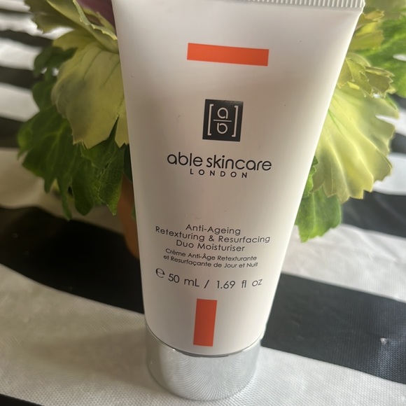 New Anti-Ageing Retexturing and Resurfacing Duo Moisturiser 50ml/1.69oz - Picture 2 of 4